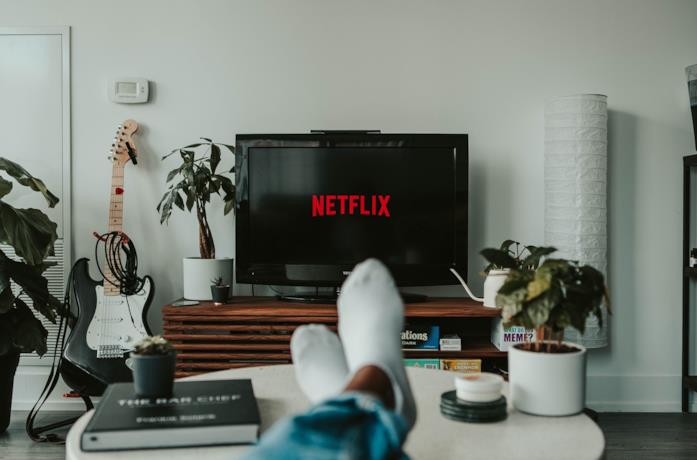 Netflix Un utente guarda Netflix sul divano