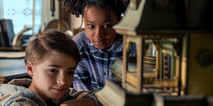 Jamie e Bode con la Casa delle Bambole in Locke & Key Il cast di Locke & Key