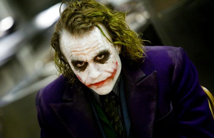 Primo piano di Heath Ledger col volto truccato da Joker