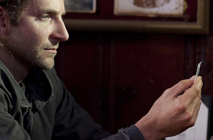 Un primo piano di Bradley Cooper nel film Limitless