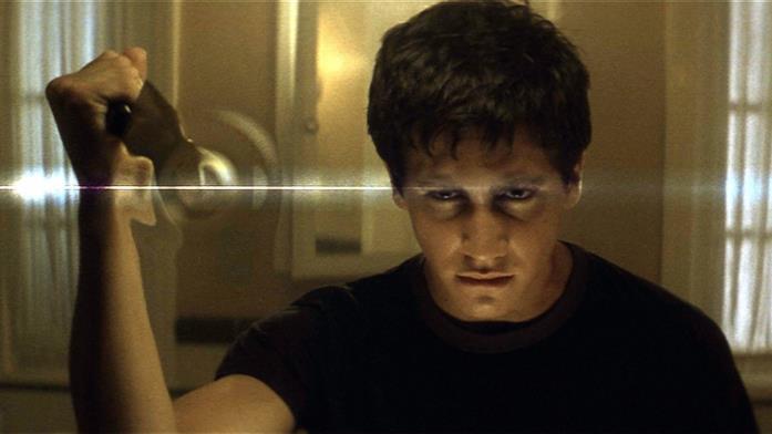 Donnie Darko affronta la frattura nella realtà Jake Gyllenhaal interpreta Donnie Darko nel film di Richard Kelly