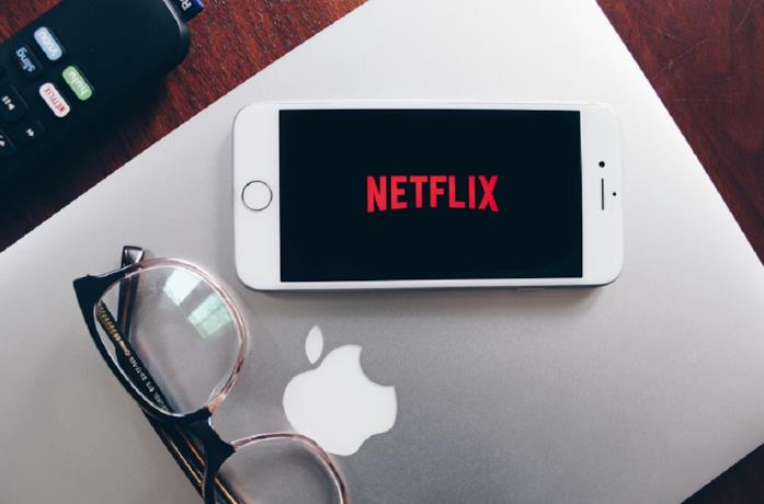 Netflix su cellulare e laptop Netflix su cellulare e laptop Mac