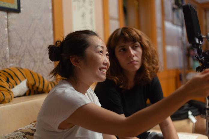 Lulu Wang Lulu Wang sul set di The Farewell