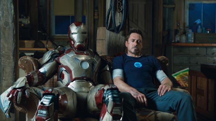 Il rapporto tra Tony Stark e il suo alter ego sembra essere più rilevante del tema del Natale Robert Downey Jr. come Tony Stark in Iron Man 3