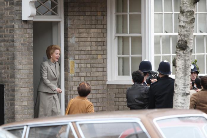 Gillian Anderson nei panni di Margaret Thatcher in The Crown La prima foto di Gillian Anderson sul set di The Crown 4