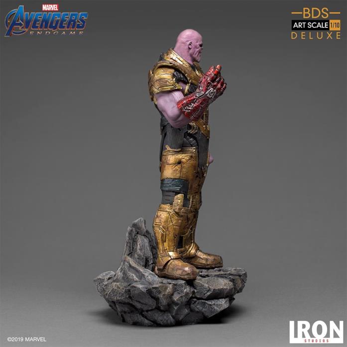 La statua di Thanos di Iron Studios - figura intera lato Thanos action figure intera lato