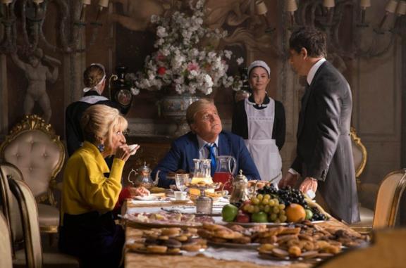 Una scena del film Poveri ma ricchissimi