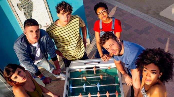 Summertime i protagonisti della serie TV Netflix Sofia, Dario, Edo, Blue, Ale e Summer, i personaggi di Summertime