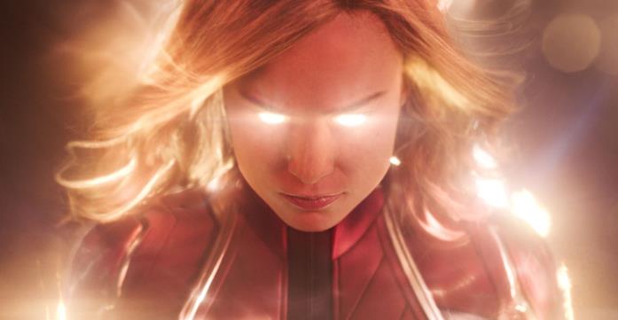 Captain Marvel Captain Marvel irradia luce dagli occhi