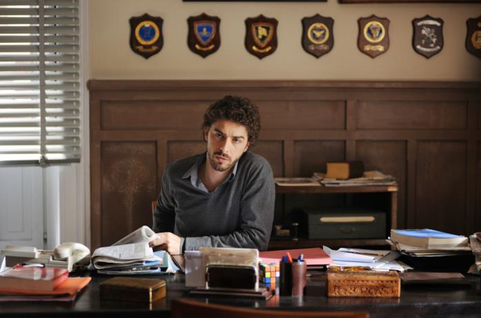 Il giovane Montalbano Il commissario seduto nel suo storico ufficio