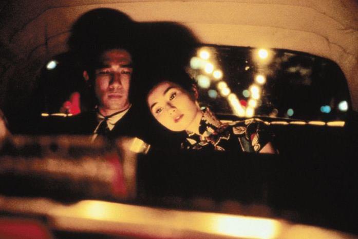 In the mood for love Maggie Cheung in taxi con Tony Leung