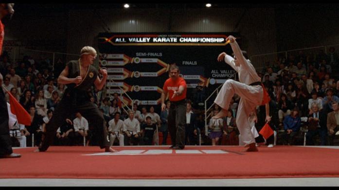 La famosa tecnica della gru I protagonisti in una delle scene finali di Karate Kid