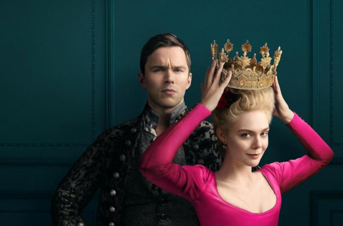 The Great Elle Fanning indossa la corona di Caterina La Grande