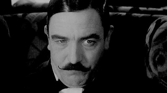 Albert Finney è Poirot Albert Finney nei panni di Poirot
