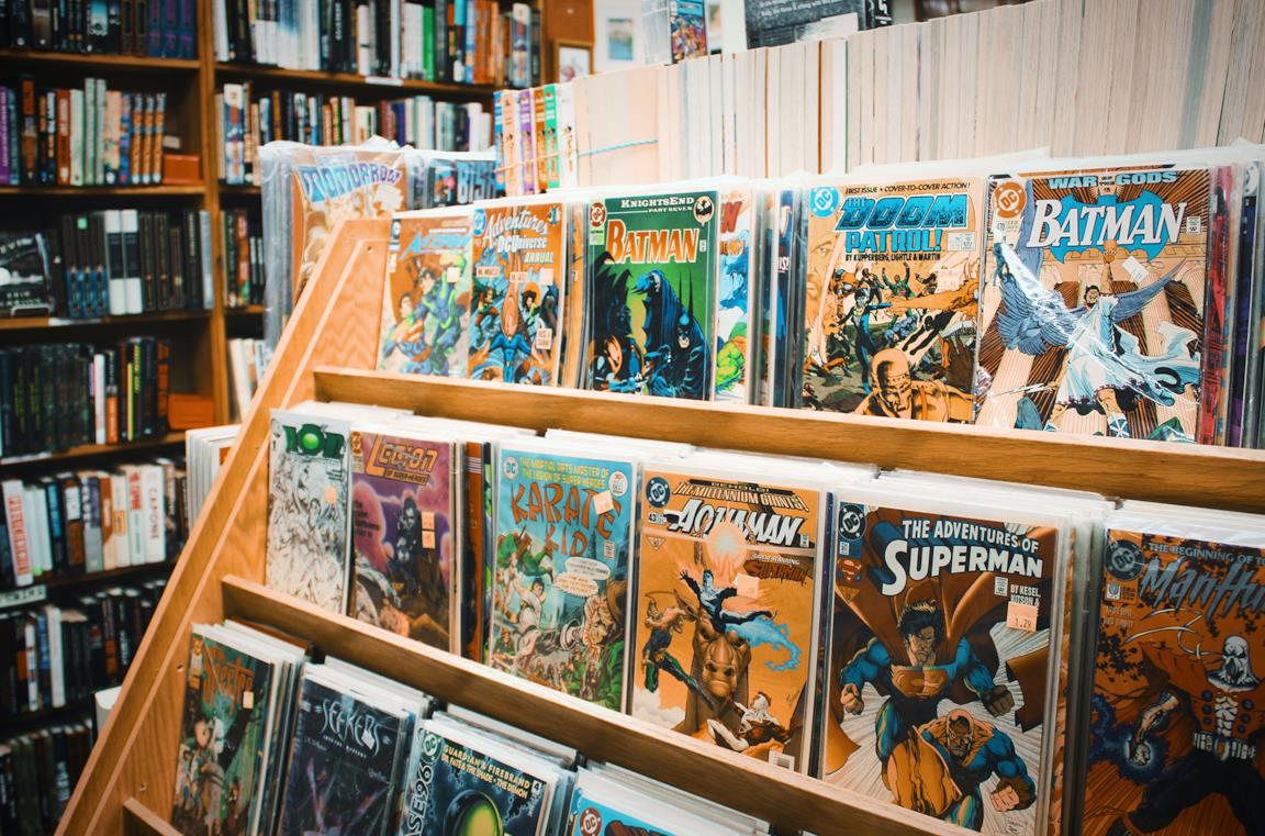 Diversi albi in una fumetteria