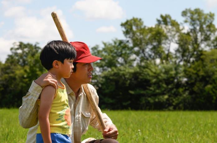 Alan Kim e Steven Yeun in una scena del film Minari