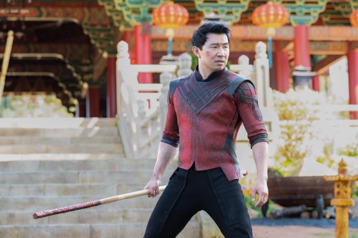 Shang-Chi Shang-Chi brandisce un bastone