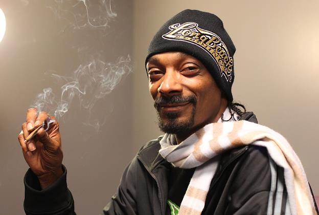 Snoop Dogg si rilassa fumando marijuana