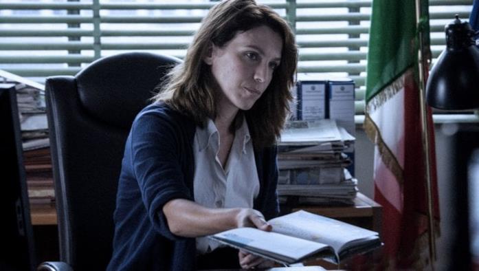 Isabella Ragonese è Letizia Ruggeri nel film Yara Una scena del film Yara, il PM Letizia Ruggeri
