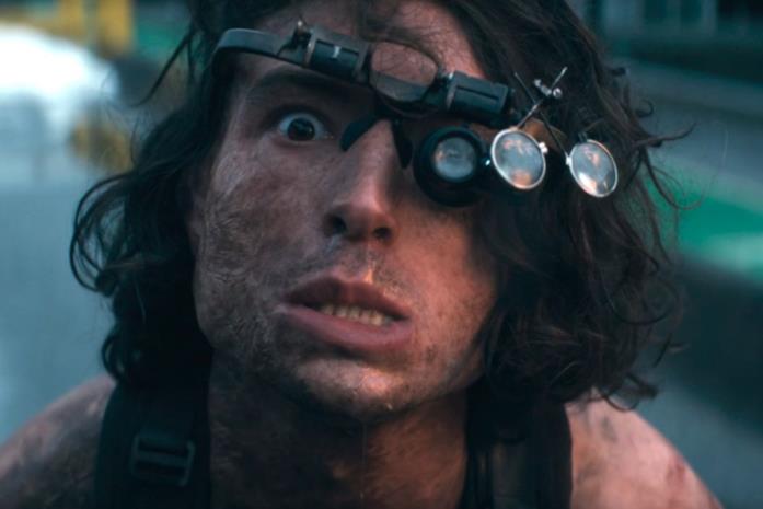 Trashcan Man (Ezra Miller) Un primo piano di Trashcan Man