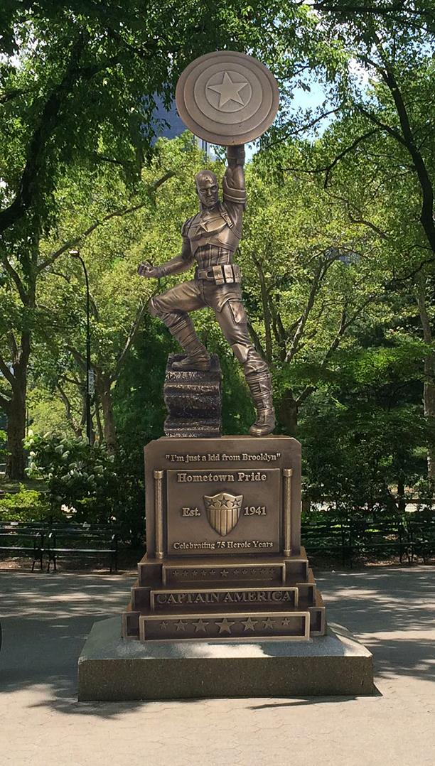 La statua di bronzo di Capitan America Steve Rogers in posa nella statua di bronzo dedicata a Capitan America