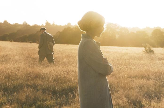 Carey Mulligan e Ralph Fiennes ne La nave sepolta