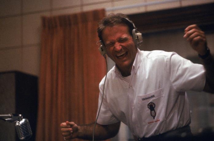 Robin Williams in una scena del film Good Morning, Vietnam