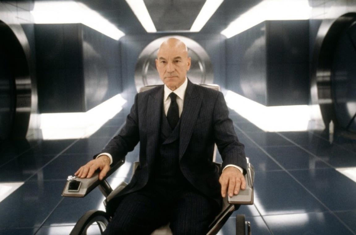 Patrick Stewart è il professore Charles Xavier in una scena del film X-Men