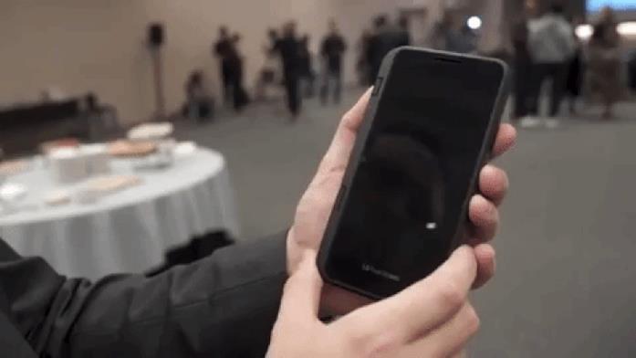 LG ha presentato una cover con schermo OLED per il nuovo V50 ThinQ La cover munita di display OLED per il nuovo LG V50 ThinQ