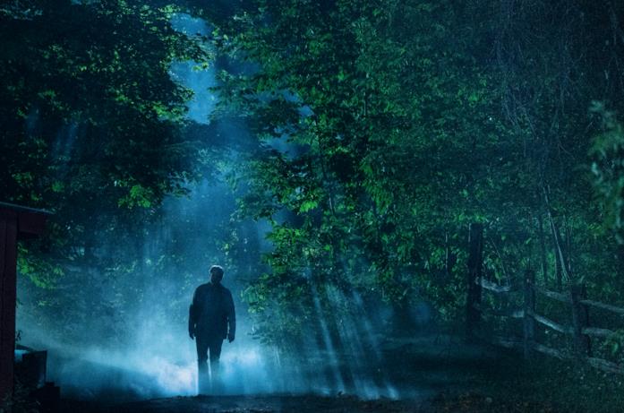 Una scena di Pet Sematary Jason Clarke s'inoltra nel bosco