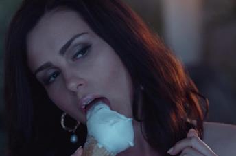 Anna Maria Sieklucka lecca un gelato in una scena del film 365 giorni