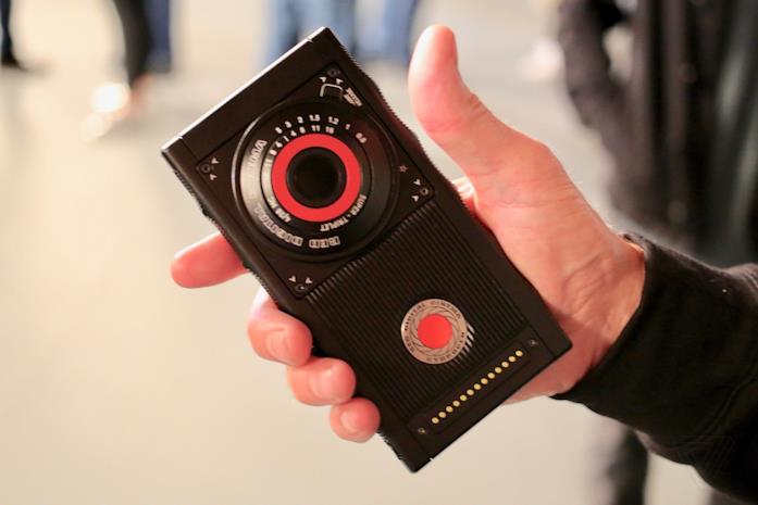 La doppia fotocamera frontale di Red Hydrogen One Dettagli sulla doppia fotocamera frontale di Red Hydrogen One