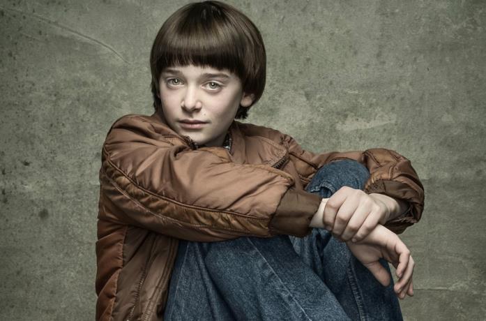 Primo piano di Noah Schnapp seduto