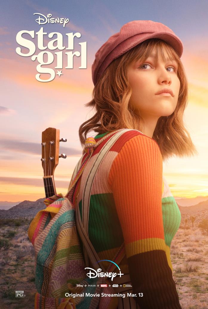 Stargirl, ecco il poster della serie TV Disney+ Stargirl indossa un maglione a strisce colorate, uno zainetto con dentro il suo ukulele