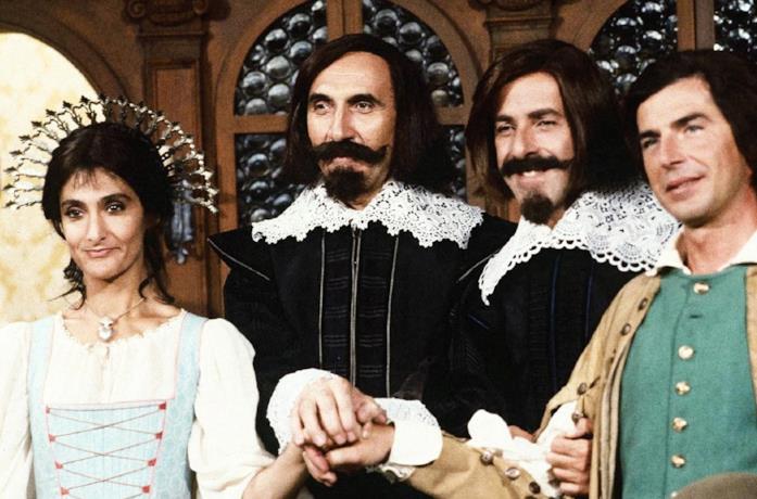 Pippo Baudo e il Trio Lopez-Marchesini-Solenghi in una scena della parodia dei Promessi sposi