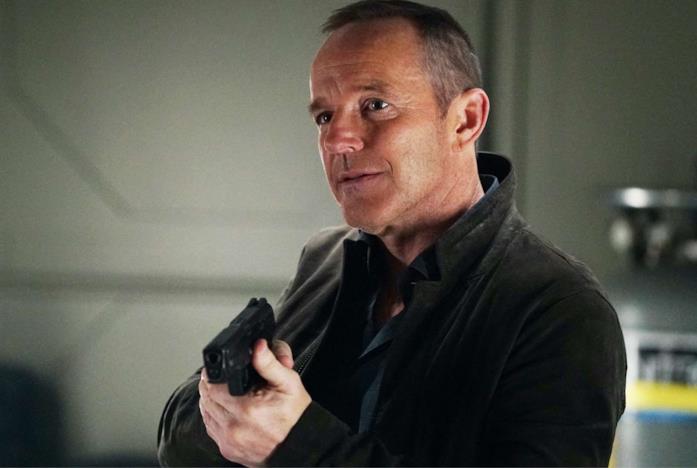 Coulson con la pistola in mano