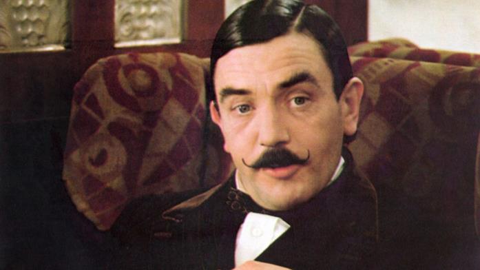 Hercule Poirot de Assassinio sull'Orient Express, uno dei detective più famosi del cinema Primo piano di Albert Finney nei panni di Hercule Poirot de Assassinio sull'Orient Express