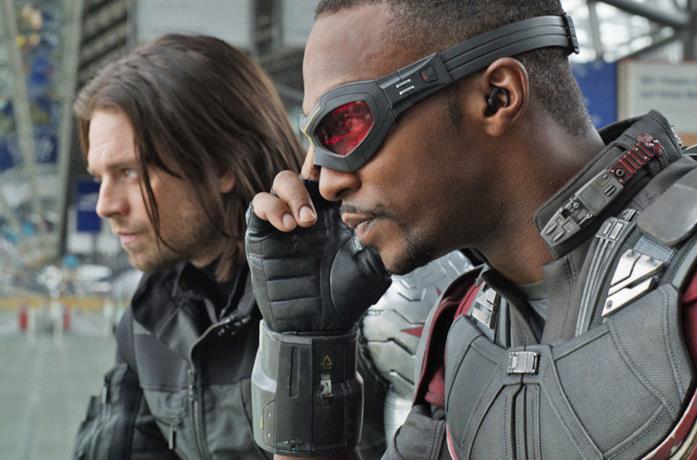 Primo piano di Sam Wilson e Bucky Burnes in una scena di Captain America: Civil War