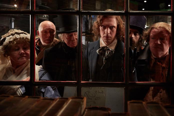 Dickens - L'uomo che inventò il Natale Dan Stevens in una scena del film