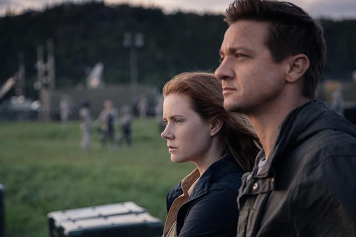 Arrival: spiegazione e significato del film di Denis Villeneuve Amy Adams e Jeremy Renner in una scena del film Arrival