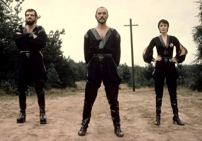 Da sx. Jack O'Halloran, Terence Stamp e Sarah Douglas nei panni di Non, Zod e Ursa. Jack O'Halloran, Terence Stamp e Sarah Douglas a figura intera su strada sterrata di campagna