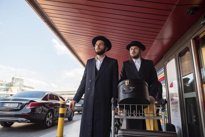 Unorthodox: abitudini e vestiario degli ebrei ortodossi Jeff Wilbusch (Moishe) e Amit Rahav (Yanky) al loro arrivo a Berlino