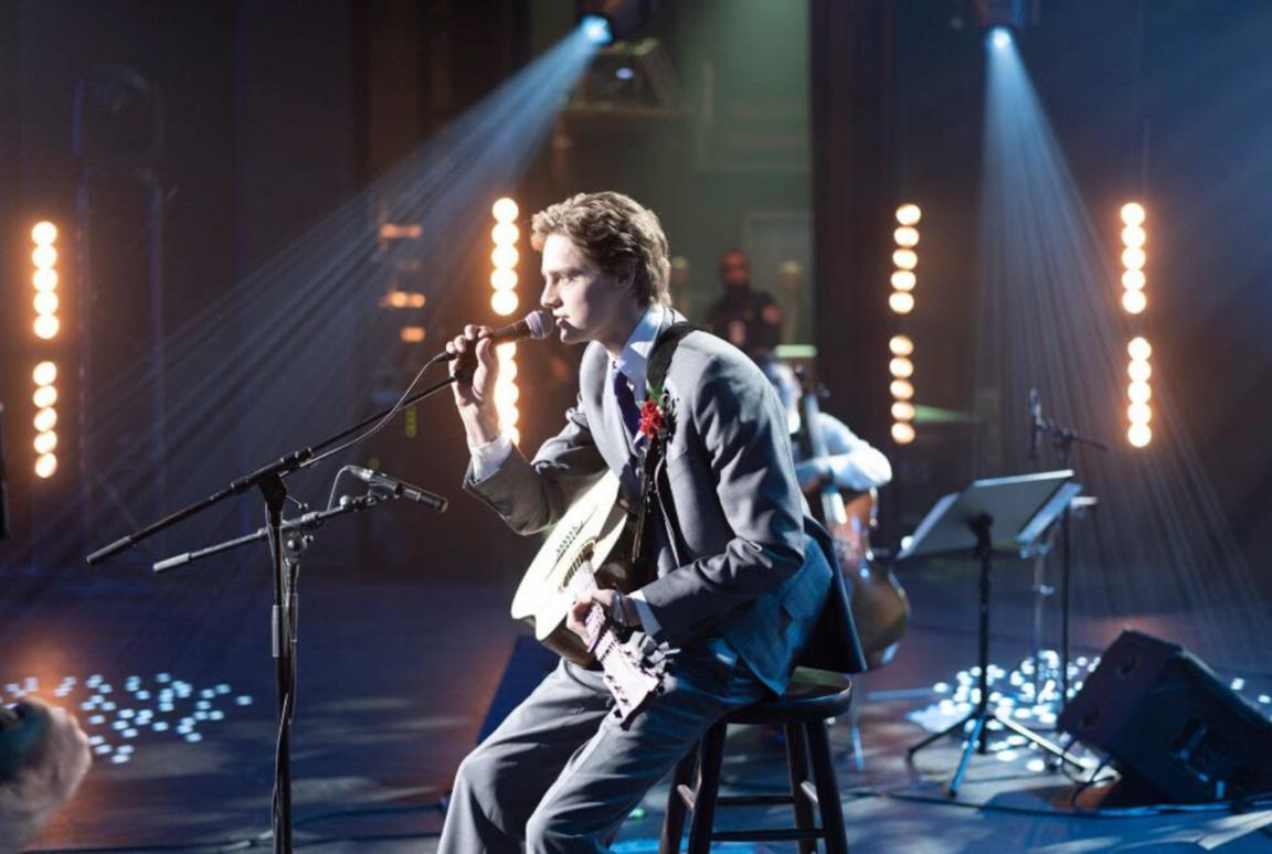 Il protagonista di Clouds mentre si esibisce in concerto
