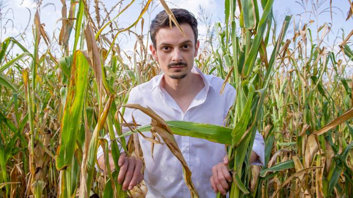 Fabio Rovazzi in una scena del film Il Vegetale Fabio Rovazzi
