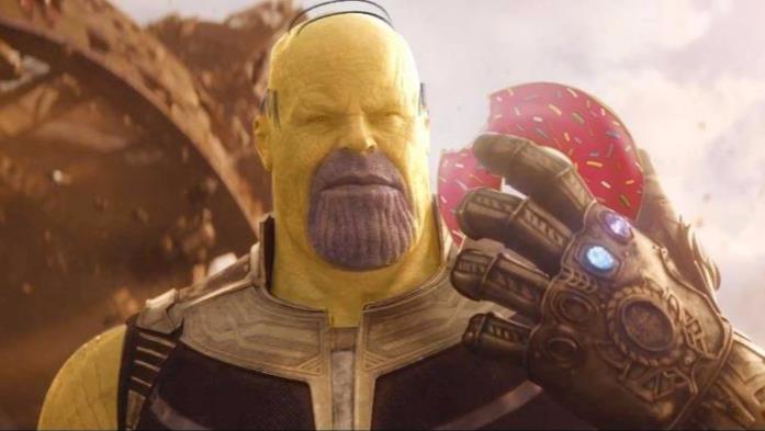 Thanos nel trailer di Avengers: Infinity War come Homer Simpson
