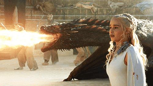 Drogon protegge Deanerys dai Figli dell'Arpia un'immagine animata di Game of Thrones