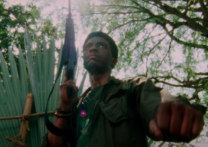 Chadwick Boseman in Da 5 Blood - Come fratelli Da 5 Blood - Come fratelli, una scena con Chadwick Boseman