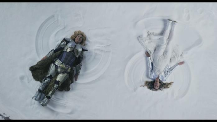 Eurovision Song Contest - La storia dei Fire Saga I due protagonisti fanno "l'angelo" nella neve