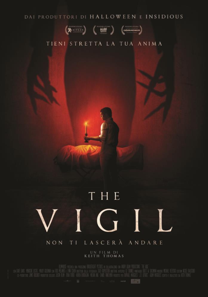The Vigil, trailer e poster Un ragazzo tiene una candela in mano nel poster di The Vigil