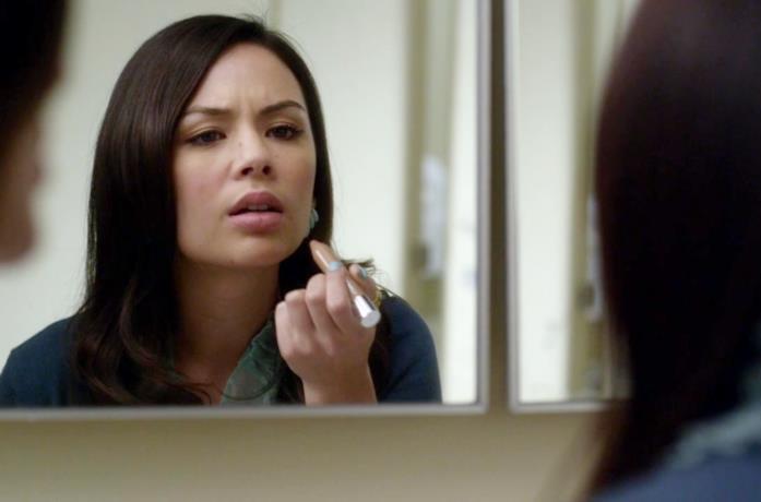 Mona è -A Primo piano di Janel Parrish in Pretty Little Liars